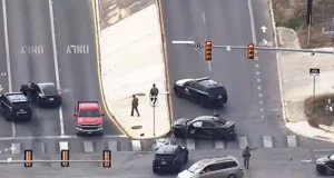 Воздушный зарядный устройство разбилось о несколько автомобилей, разгоняясь до 100 миль в час