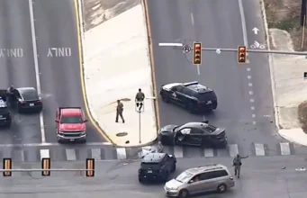 Воздушный зарядный устройство разбилось о несколько автомобилей, разгоняясь до 100 миль в час